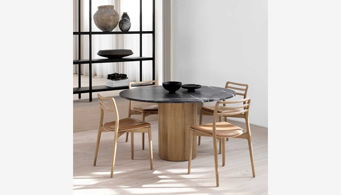 Vipp494-481-Cabin-round-table-chair-lightoak-01 (1)