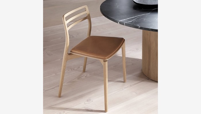 Vipp494-481-Cabin-round-table-chair-lightoak-02