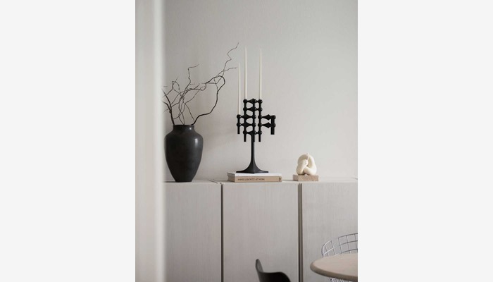 lifestyle_candle holder stand and off white candles_black