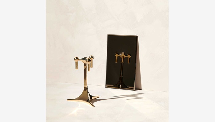 studio_aw21campaign_stand_solid brass